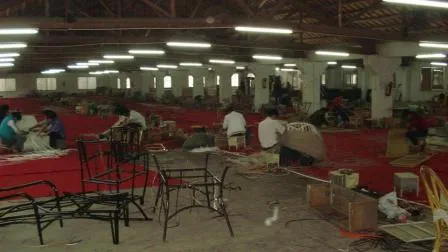 Sedia pieghevole per esterni all'ingrosso Sedia moderna in plastica Sedia pieghevole in metallo