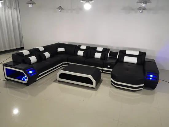 Divano componibile in vera pelle per il tempo libero dal design europeo moderno e funzionale a LED